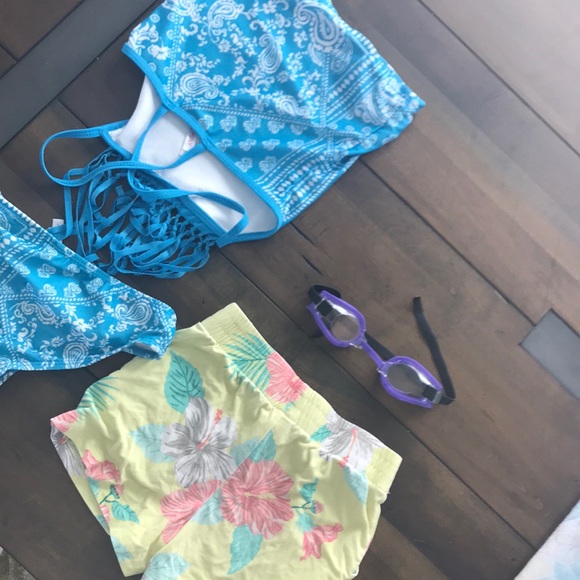 Cute swim suit google and shorts - Picture 3 of 8